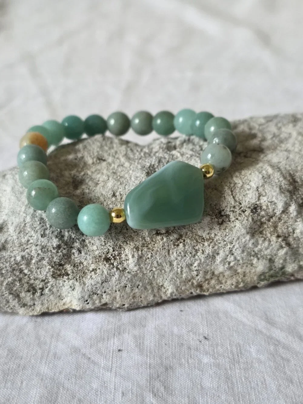 NWOT! Pretty Bracelet with Round Turquoise and Gold Colored Beads